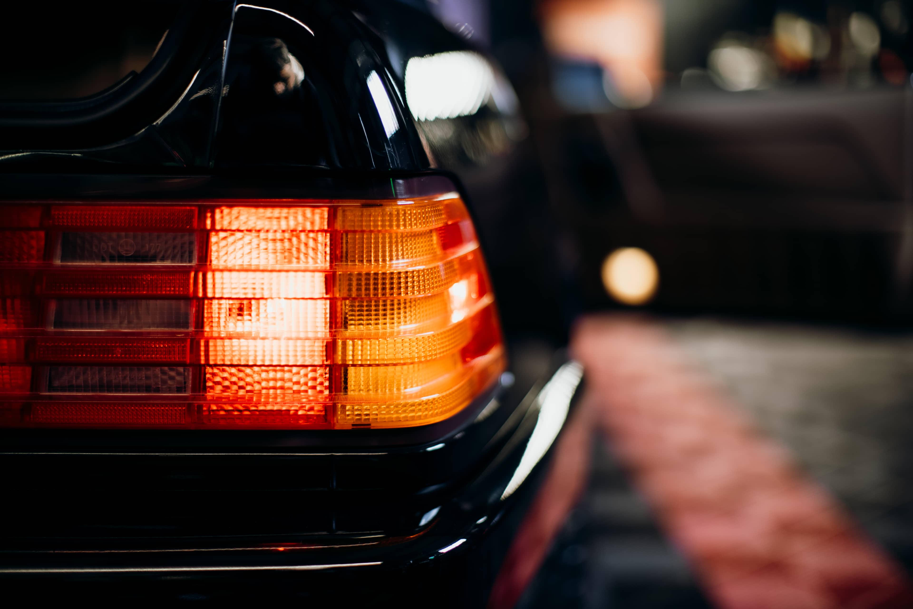 Mercedes 500 SL — exterior noapte