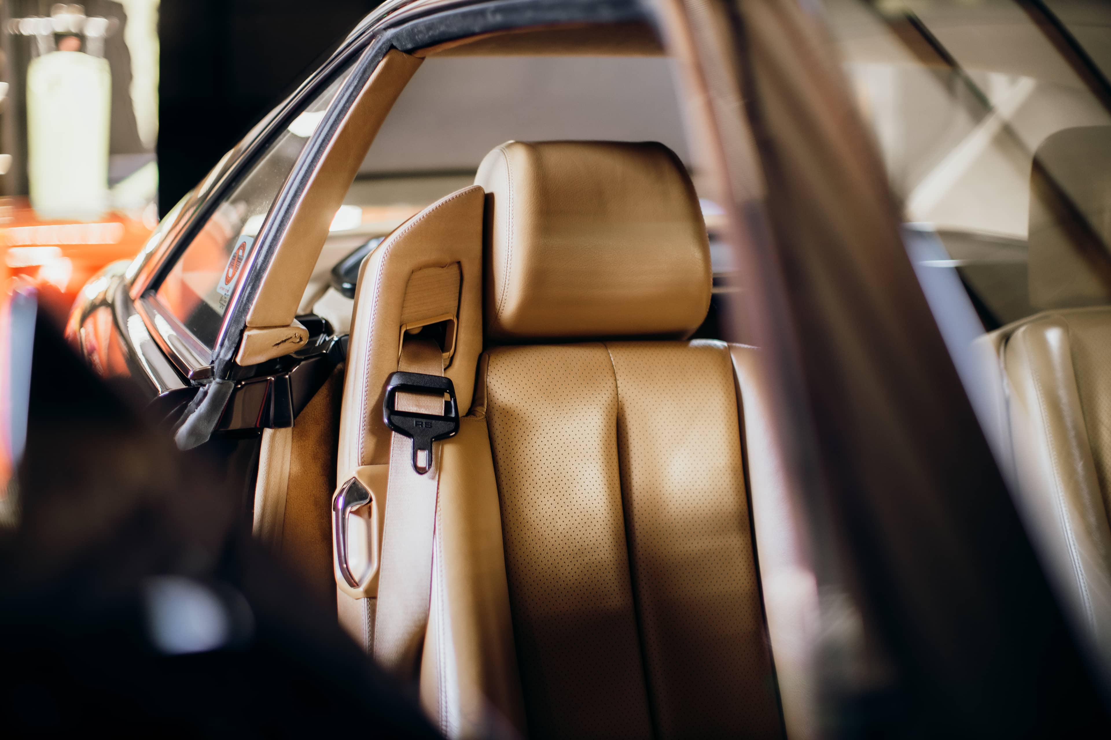 Mercedes 500 SL — interior spațiu depozitare