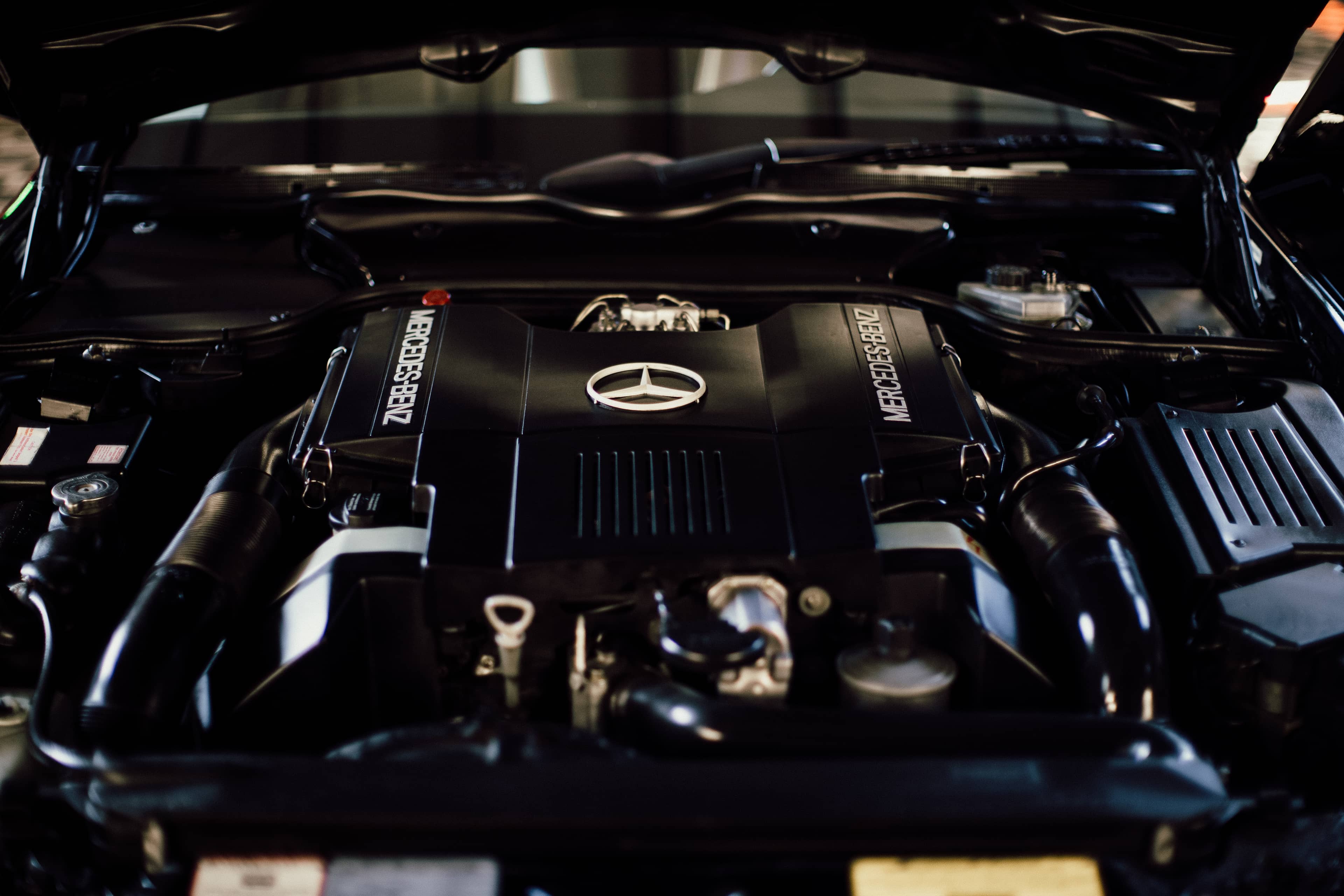 Mercedes 500 SL — compartiment motor detaliu 1