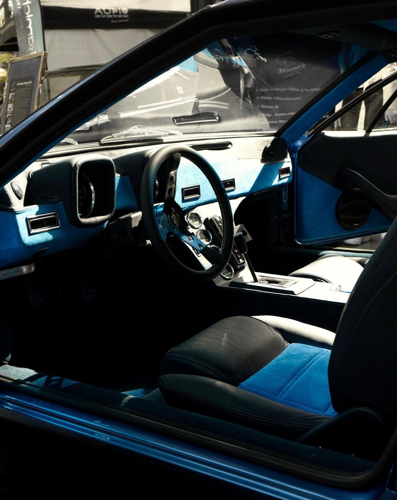 Pantera — interior (console și scaune)